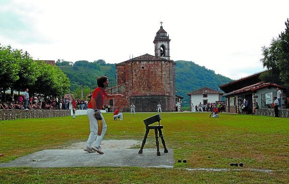 La original plaza de Arraioz será el escenariodonde se disputará la final de laxoa. 