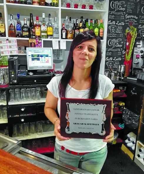 Galardonados. Christian Aranzabal y Manuela Amaral, sendos ganadores de los concurso de Gin tonic y pintxos de fiestas de Santa Marina.