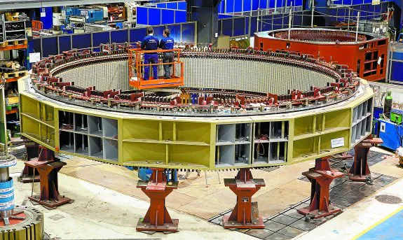 Generador de 10 metros de diámetro y 40 MVA de potencia fabricado por Indar en Beasain para la central hidrológica de Torrejón el Rubio (Cáceres). 