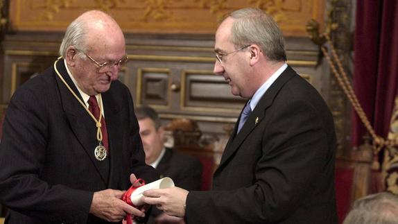 Juan Zelaia 2003an, Gipuzkoako Urrezko Domina orduko ahaldun nagusi Joxe Joan Gonzalez de Txabarriren eskutik jaso zuen ekitaldian.