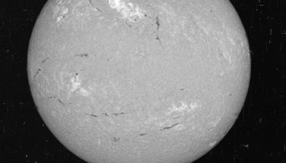 Imagen del Sol del 23 d emayo de 1967. La región brillante de la zona superior central es donde se produjo la llamarada.