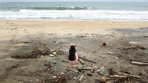 La playa de Karaitivu en Sri Lanka pocos días después del tsunami de 2004. 