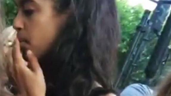 Cazan a Malia Obama fumando... ¿marihuana?