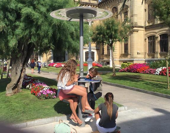 Instalado un cargador solar para móviles en la calle Igentea