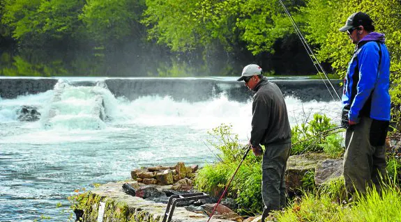 El entorno de la presa de Endarlatsa y su 'Pozo de los 50 es muy conocido por los pescadores.