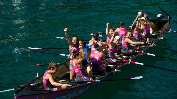 La tripulación de San Juan celebra la victoria en Zarautz. 