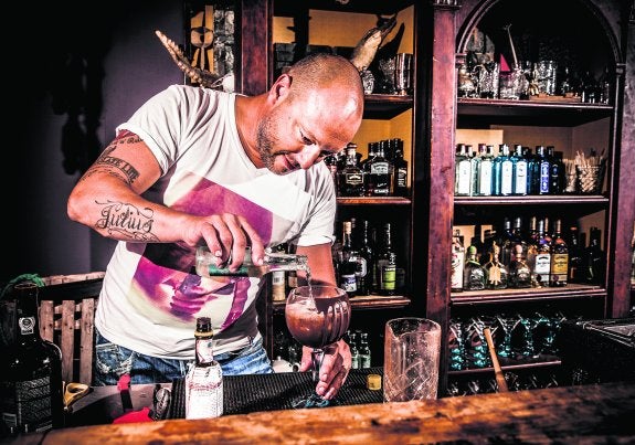 El chocolatero belga hace una demostración de su máquina en su fábrica de Brujas. 