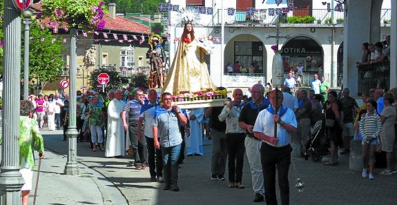 El Agurra a la ikurriña; el pregón y el chupinazo que corrieron a cargo de representantes de la asociación de discapacitados intelectuales Aratz; y la piscina para los niños. 