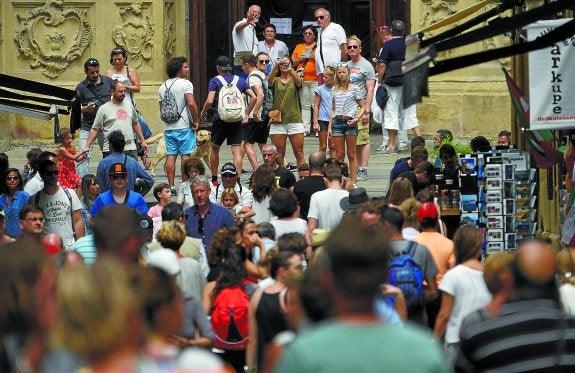 Los visitantes recorren la calle Mayor de San Sebastián hasta la basílica de Santa María.