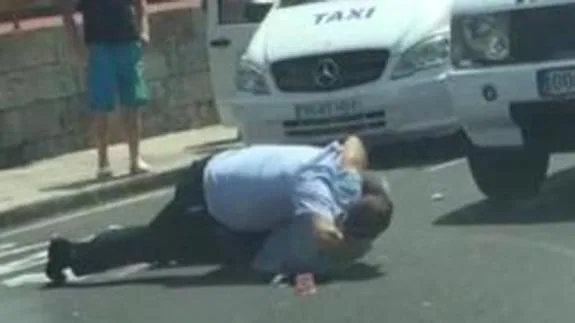Dos taxistas tinerfeños se lían a puñetazo limpio por un servicio