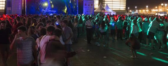 Cada noche de la Semana Grande, la Terraza del Kursaal se llena de adolescentes que van a disfrutar de la música de jóvenes Dj's.