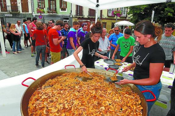 Por tercer año, la empresa ‘I love paella’ preparó 5 paellas para unos 650 comensales.