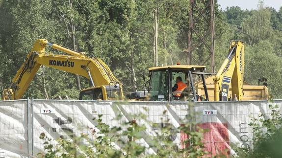 Una excavadora trabaja cerca de la línea de ferrocarril que une Breslavia y Walbrzych