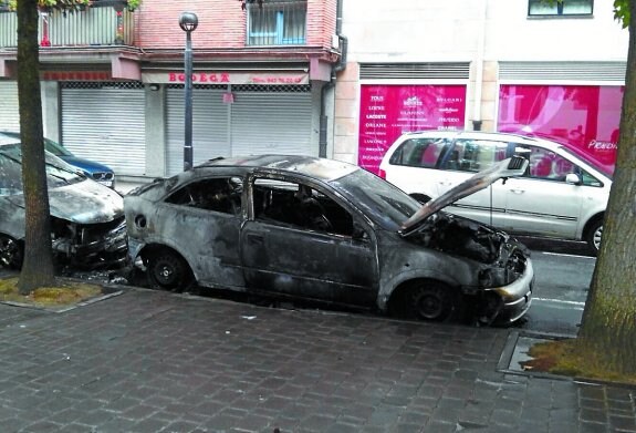 
Tres de los ocho vehículos alcanzados por las llamas resultaron calcinados.