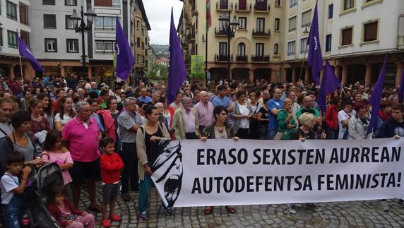 La concentración se ha celebrado frente al Ayuntamiento de Zarautz.