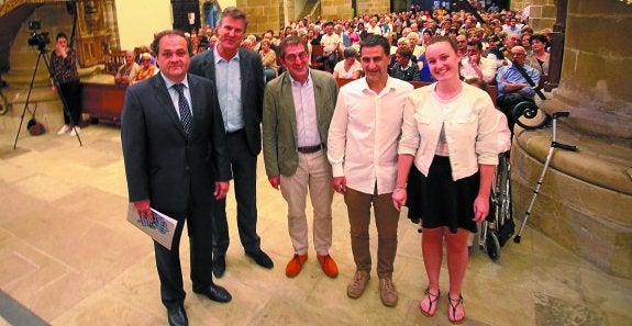 Jokin Aperribay, Gurutz Linazasoro, Pablo Martínez Lage, Joseba Alkiza y Carla Iraola, durante la presentación del proyecto en Deba. 
