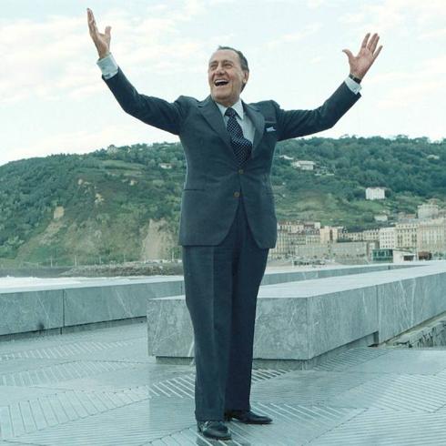 Alberto Sordi saluda a la audiencia con su típico gesto cómico. 