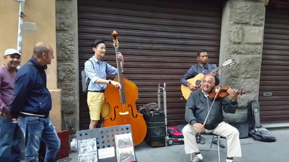 Un turista coreano se une a un grupo de músicos callejeros en Florencia