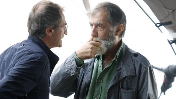 Artxiboko argazkian, Ramon Barea Pablo Malo zuzendariarekin solasean.