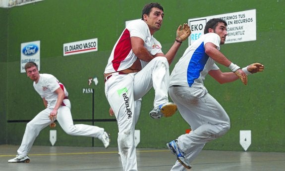 Xabi Santxo y Beñat Urretabizkaia tropiezan durante la final senior del Antiguo, con Aitor Alduntzin al fondo.