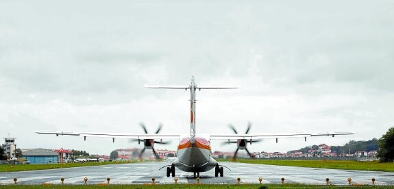 La aeronave, ATR-72 que podrá seguir operando en el aeropuerto de Hondarribia, se dispone a despegar del aeródromo guipuzcoano.