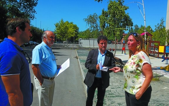 Visita al barrio. Xabier Txurruka e Iban San Martin, con dos de los miembros de la asociación de vecinos.