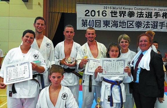 El equipo del club y su profesora en Japón.