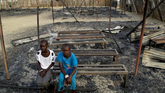 Gerran dauden herrialdetako bi haur, haien eskolan