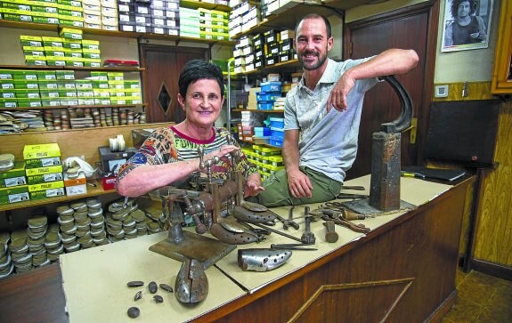 vendedor Partina City salchicha Inma Ariztia y Oscar Pombar: «El método más infalible es tocar la punta del  zapato con el dedo» | El Diario Vasco