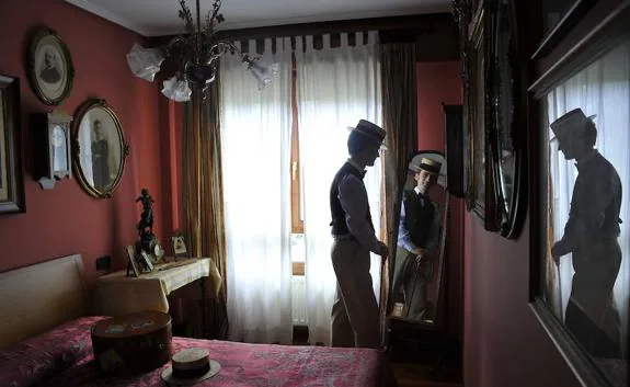 Fernando Botanz, en su casa en Vizcaya, ataviado con algunas prendas de estilo Belle Époque.