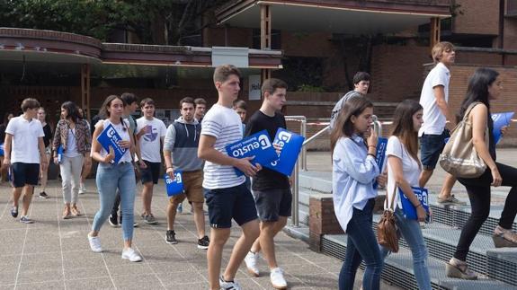 Ikasle berriak Deustoko Unibertistateko Donostiako campusean. 