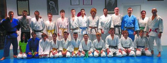 Los del club Kimura en una foto de grupo del pasado curso junto a su profesor Pedro Guerra.