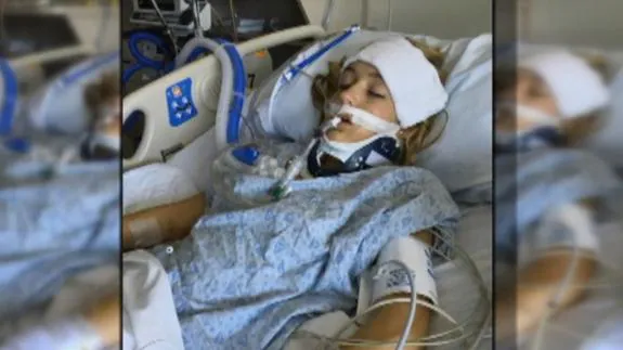 La imagen de una adolescente en coma tras sufrir una intoxicación etílica da la vuelta al mundo
