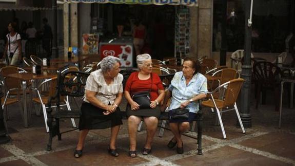 Grupo de pensionistas en una terraza.