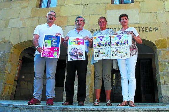 Presentación. El alcalde, concejal y técnicos ayer en Lezo. 