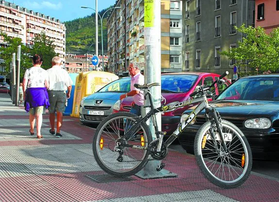 Candada. Una bicicleta permanece amarrada con candado contra una farola en Uarkape. 