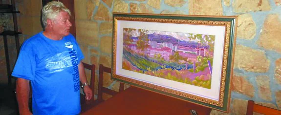 Juan Carrasco muestra una de las pinturas de Zulueta. 