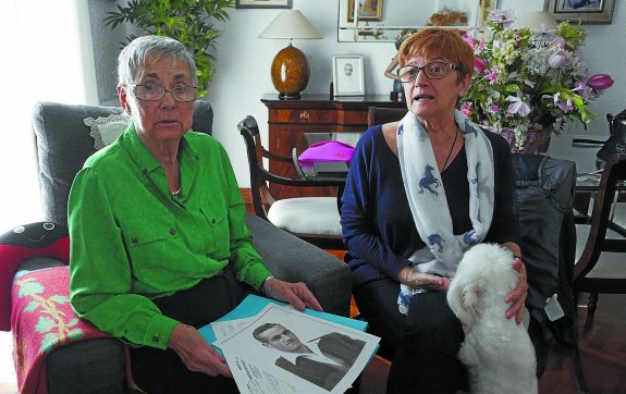 Nati Zozaia Goñi y su sobrina, en su vivienda de San Sebastian.