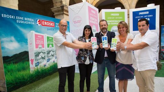 Presentación de la nueva leche de Euskadi que comercializará la marca Eroski. 