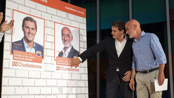 El candidato a lehendakari Nicolás de Miguel con Albert Rivera en un acto de campaña.