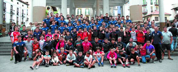La plantilla del AMPO y jugadores de las categorías inferiores de Ordizia Rugby Elkartea, junto a técnicos y directivos, ayer en la Plaza Mayor de Ordizia.