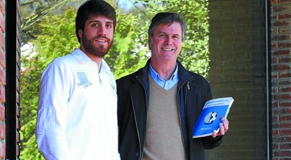 Xabier y Gurutz Linazasoro, con un ejemplar de 'Cerebro y fútbol'. 