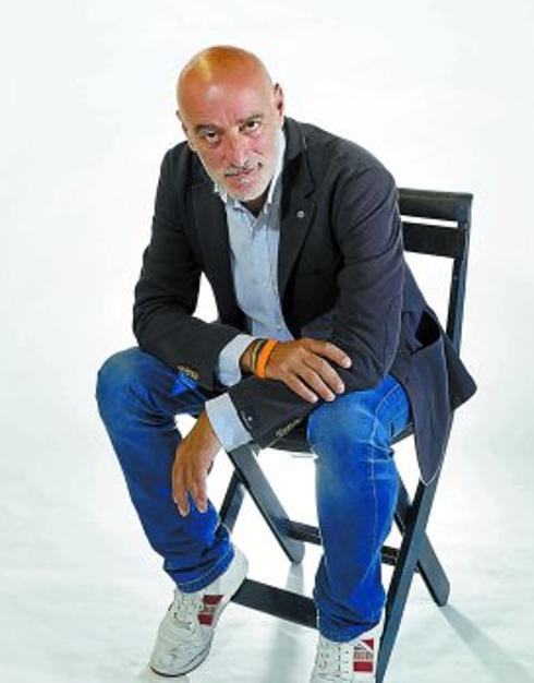 En la silla de playa. El candidato Nicolás de Miguel se sentó con gesto pensativo en una de las sillas azules características de las playas donostiarras.