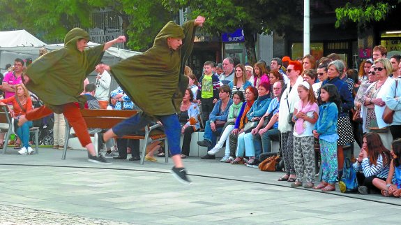 Haatik. Dantzaris de la compañía durante la actuación que ofreció en julio en la plaza Gernika de Trintxerpe. 