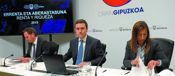El diputado de Hacienda y Finanzas, Jabier Larrañaga, junto a Jokin Perona y Yolanda Rodríguez en una comparecencia del pasado abril.