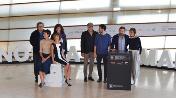 El equipo al completo de la película 'Que Dios nos perdone', este lunes en el Zinemaldia. 