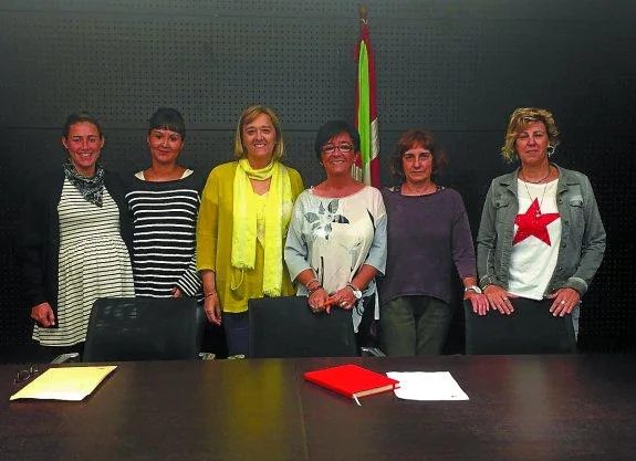 Presentación. La alcaldesa, junto a la responsable de Juventud y las de los gaztelekus y ludotecas.