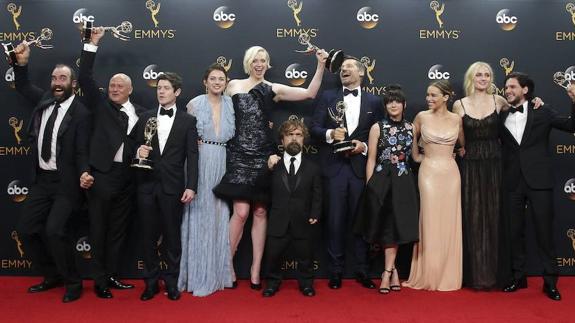 Los productores y creadores de la serie de HBO, junto con algunos de los protagonistas de la sexta temporada. 