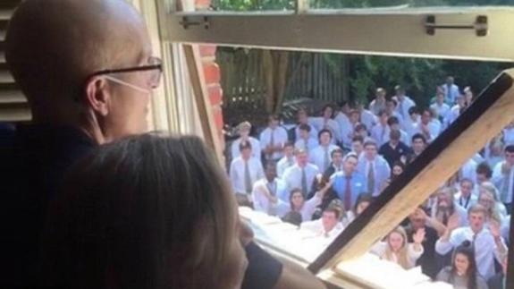 Muere el profesor al que le cantaron sus 400 alumnos a la puerta de su casa