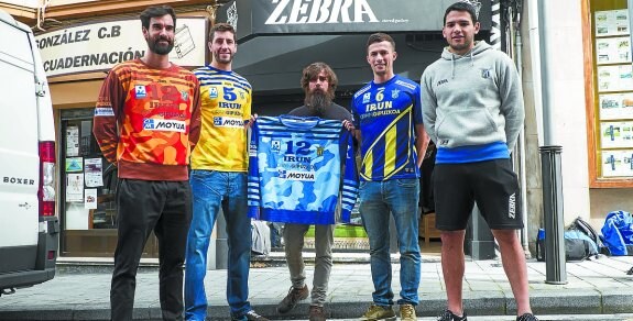 Zubiria, Martínez, Cristian Crowley, diseñador de la camiseta, Adrian Crowley y Vázquez. 